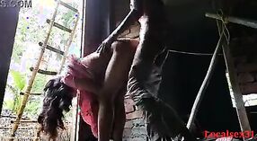 Indische Tante Xnxx verführt Desi's Freund in diesem dampfenden Video 4 min 30 s