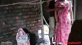Indiase Tante Xnxx verleidt Desi ' s vriendje in deze stomende video 0 min 0 sec