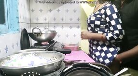 Desi pokojówka cieszy XXX penetracja z za podczas gotowania 4 / min 20 sec