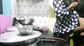 Дези горничная наслаждается ХХХ проникновением сзади во время приготовления пищи 6 минута 20 сек