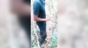 Dilettante Indiano coppia gode all'aperto sesso in desi village 0 min 0 sec