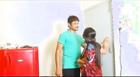 Bhabha indien devient intime avec son voisin dans une vidéo de caméra cachée 2 minute 40 sec