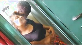 Bhabha indien devient intime avec son voisin dans une vidéo de caméra cachée 3 minute 30 sec