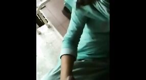 Desi Bhabis Schüchternheit bekommt in diesem dampfenden Video die Aufmerksamkeit, die sie verdient 2 min 20 s