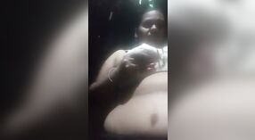 Rijpere Tamil babe shows af haar groot borsten in MMS video 0 min 40 sec