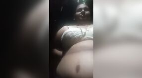 Rijpere Tamil babe shows af haar groot borsten in MMS video 0 min 50 sec