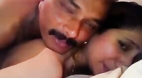 Индийская жена стонет от удовольствия во время секса со своим партнером 0 минута 0 сек
