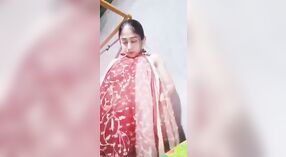 Verleidelijke Indiase Desi strips neer naar onthullen sappige meloenen en vingers in stomende video 1 min 20 sec
