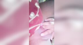 Séduisante indienne Desi se déshabille pour révéler des melons juteux et des doigts dans une vidéo torride 2 minute 00 sec