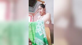 Verleidelijke Indiase Desi strips neer naar onthullen sappige meloenen en vingers in stomende video 3 min 20 sec