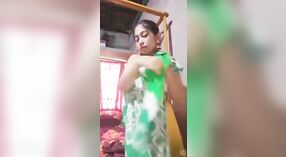 Verleidelijke Indiase Desi strips neer naar onthullen sappige meloenen en vingers in stomende video 4 min 00 sec