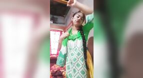 Verführerischer indischer Desi zieht sich aus, um saftige Melonen und Finger in einem dampfenden Video zu enthüllen 4 min 20 s