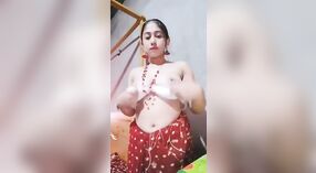 Uwodzicielski Indian Desi paski w dół, aby odsłonić soczyste melony i palce w łaźni parowej wideo 0 / min 40 sec