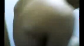 テルグ・バブヒは、自家製のビデオで彼氏に彼女のお尻と猫を叩きます 2 分 00 秒