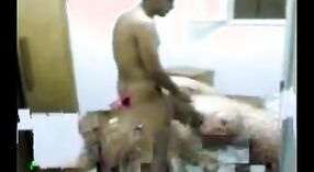 Телугу бхабхи трахает свою задницу и киску парень в домашнем видео 2 минута 10 сек