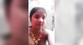 La vidéo sexy de Desi présente son corps nu et son spectacle de seins 2 minute 50 sec