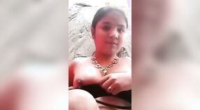 Il video sexy di Desi presenta il suo corpo nudo e lo spettacolo di tette 0 min 50 sec