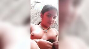 Il video sexy di Desi presenta il suo corpo nudo e lo spettacolo di tette 1 min 00 sec