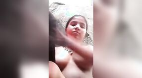 Il video sexy di Desi presenta il suo corpo nudo e lo spettacolo di tette 1 min 10 sec