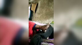 Inder mit körperlichen Behinderungen hat Sex mit seiner Frau im Dorf 1 min 50 s
