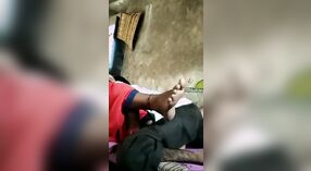 Uomo indiano con disabilità fisiche fa sesso con sua moglie nel villaggio 2 min 00 sec