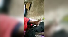 Pria India dengan cacat fisik berhubungan seks dengan istrinya di desa 2 min 10 sec
