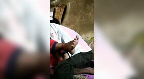 Pria India dengan cacat fisik berhubungan seks dengan istrinya di desa 2 min 40 sec