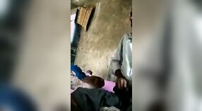 Pria India dengan cacat fisik berhubungan seks dengan istrinya di desa 3 min 00 sec