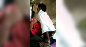 Pria India dengan cacat fisik berhubungan seks dengan istrinya di desa 0 min 0 sec