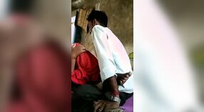भारतीय आदमी के साथ शारीरिक विकलांग है, उसकी पत्नी के साथ गांव में 0 मिन 30 एसईसी