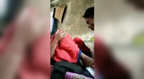 Homem indiano com deficiência física faz sexo com sua esposa na aldeia 0 minuto 50 SEC