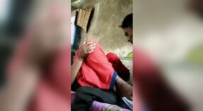 Pria India dengan cacat fisik berhubungan seks dengan istrinya di desa 1 min 00 sec