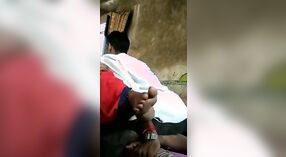 Pria India dengan cacat fisik berhubungan seks dengan istrinya di desa 1 min 10 sec