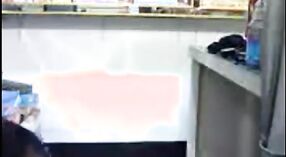 Vidéo de sexe indien mettant en vedette une belle fille Desi devenant intime avec son patron à l'épicerie 17 minute 00 sec