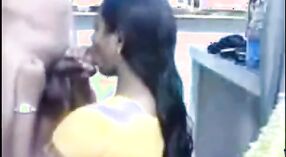 Indisches Sexvideo mit einem schönen Desi-Mädchen, das mit ihrem Chef im Lebensmittelgeschäft intim wird 2 min 00 s
