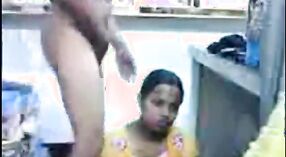 Vidéo de sexe indien mettant en vedette une belle fille Desi devenant intime avec son patron à l'épicerie 7 minute 00 sec