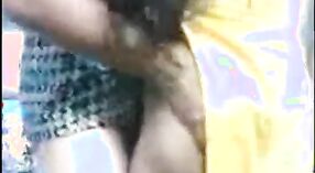 Vidéo de sexe indien mettant en vedette une belle fille Desi devenant intime avec son patron à l'épicerie 12 minute 00 sec