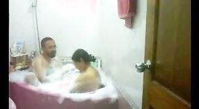 大きなお尻のあるインドのおばさんは浴槽で裸になり、あなたの喜びのために夫によって撮影されます 1 分 20 秒