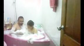 Indische Tante mit großem Arsch zieht sich in der Badewanne aus und wird zu Ihrem Vergnügen von ihrem Mann gefilmt 3 min 20 s