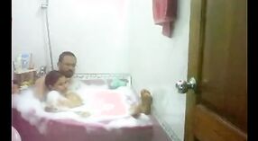 Indiase tante met een grote kont krijgt naakt in de badkuip en gefilmd door haar man voor uw plezier 4 min 20 sec