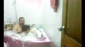 Indische Tante mit großem Arsch zieht sich in der Badewanne aus und wird zu Ihrem Vergnügen von ihrem Mann gefilmt 6 min 20 s