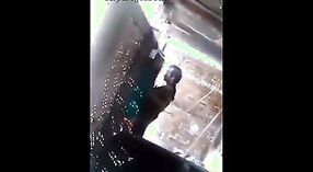 College-Mädchen beim Ficken des Wachmanns im Studentenwohnheim auf versteckter Kamera erwischt 0 min 40 s