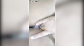 Desi mãe sai na câmara com um squirting orgasm 3 minuto 00 SEC