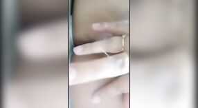 Desi mamá se baja en la cámara con un orgasmo squirting 4 mín. 40 sec