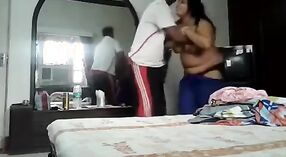 I preliminari più caldi di Bhopal e il sesso orale con una moglie indiana dai grossi seni 1 min 50 sec