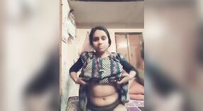 Une indienne aux gros seins naturels se fait plaisir devant la caméra 4 minute 20 sec