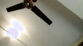 この蒸し暑いビデオで、筋金入りのホームセックスにふける若いカップルを見る 2 分 00 秒