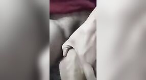 Video de sexo indio presenta a una tía madura follando su coño peludo 1 mín. 30 sec