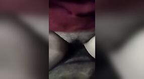 印度性爱录像带有一个成熟的阿姨，她的毛茸茸的猫被砸了 2 敏 10 sec