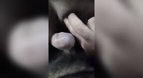 Video de sexo indio presenta a una tía madura follando su coño peludo 2 mín. 30 sec